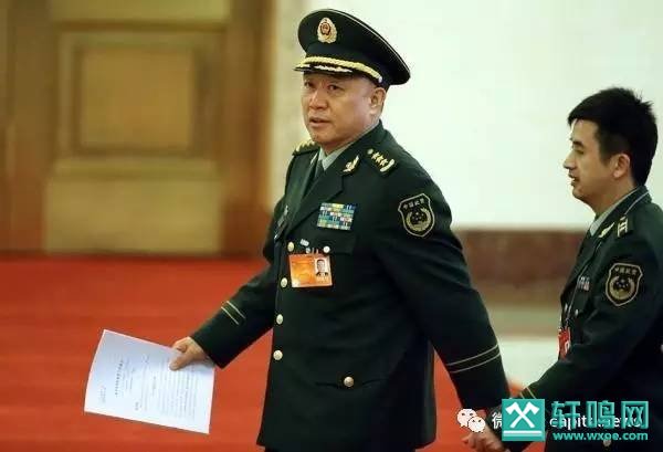 王建平(左)