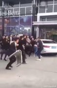 “奔驰漏油”事件再发酵，4S店拿停车牌砸人