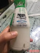 新希望牛奶瓶子内被曝有大块霉菌斑！厂家:个别事件