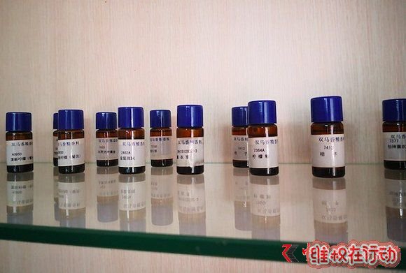 一家代加工企业展示的香料,作为小作坊生产中最贵的原料,勾兑出玫瑰、薰衣草、柑橘等味道。摄影:崔梁凡