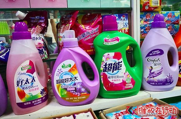 批发市场中的“超能好太太”洗衣液。摄影:崔梁凡