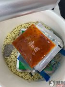康师傅方便食品怎么样？食用产品内部出现异物影响卫生健康