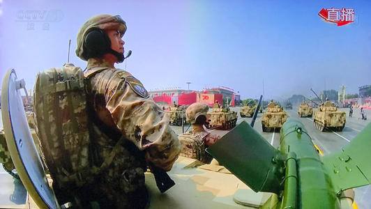 西班牙伞兵国庆阅兵撞上路灯