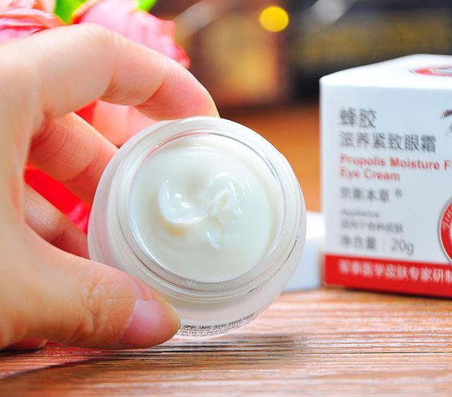想要不显老，眼部保养要做好，推荐7种老牌眼霜，好用还不贵