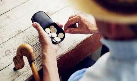 户籍不在上海,退休后能在上海领养老金吗?