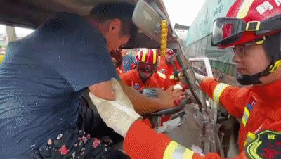 男子出车祸被困车内，接起一个电话后恳求消防员不要出声……