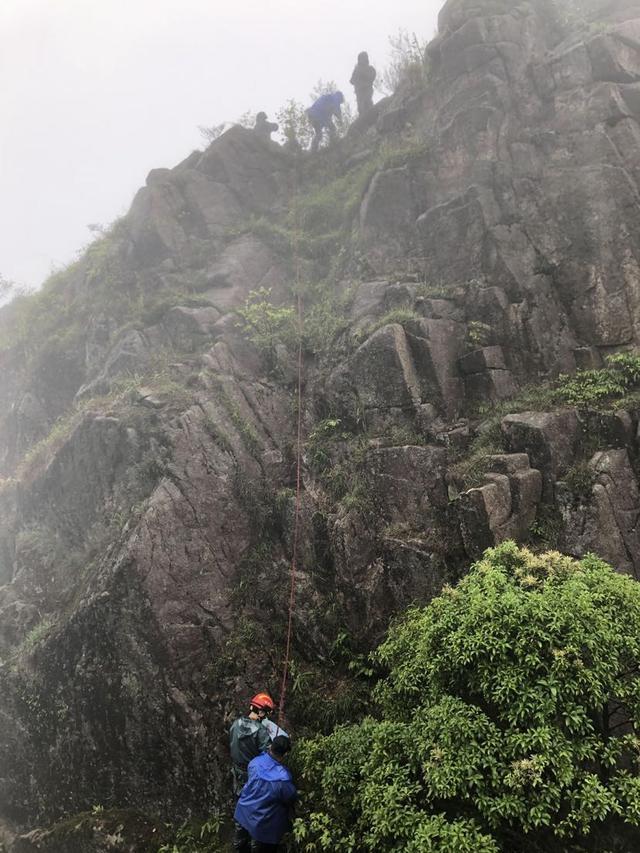 14名游客因暴雨被困深山,消防彻夜营救
