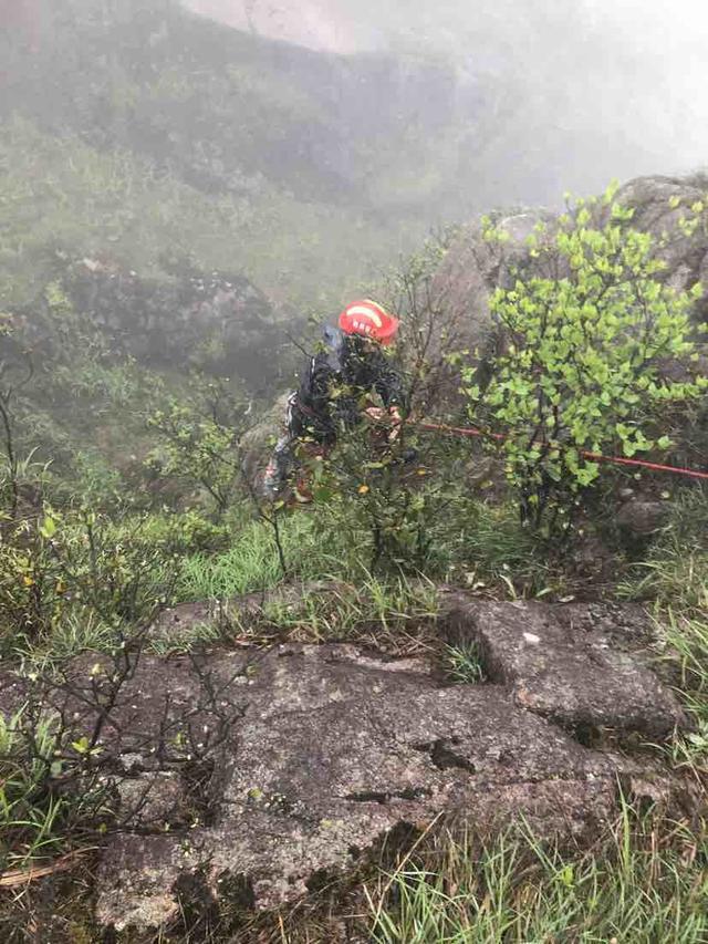 14名游客因暴雨被困深山,消防彻夜营救