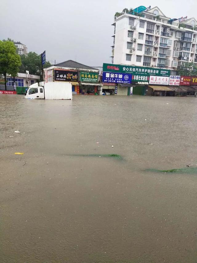 湖北一地暴雨袭城！女司机被困车内，交警砸窗救人