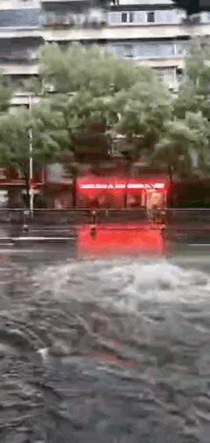 湖北一地暴雨袭城！女司机被困车内，交警砸窗救人