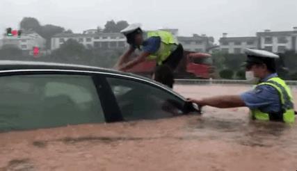 湖北一地暴雨袭城！女司机被困车内，交警砸窗救人