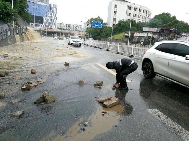 湖北一地暴雨袭城！女司机被困车内，交警砸窗救人