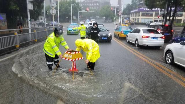 湖北一地暴雨袭城！女司机被困车内，交警砸窗救人