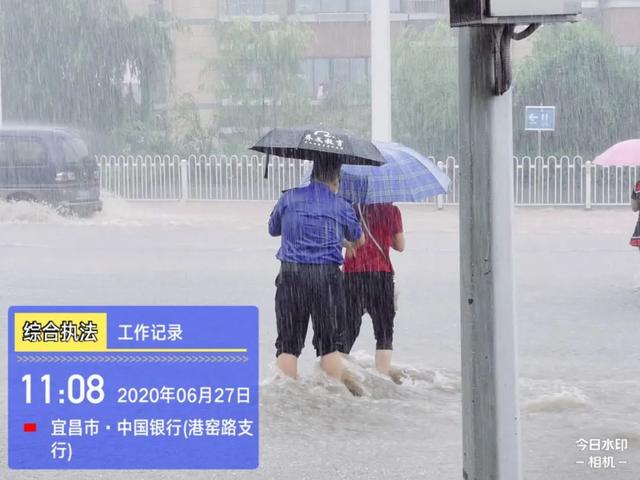 湖北一地暴雨袭城！女司机被困车内，交警砸窗救人