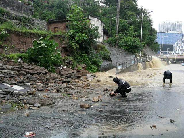 湖北一地暴雨袭城！女司机被困车内，交警砸窗救人