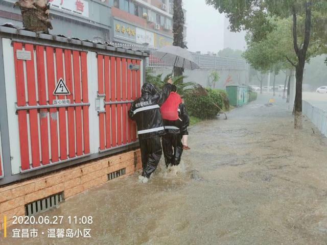 湖北一地暴雨袭城！女司机被困车内，交警砸窗救人