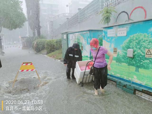 湖北一地暴雨袭城！女司机被困车内，交警砸窗救人