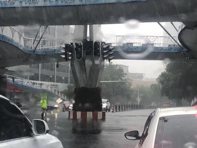 湖北一地暴雨袭城！女司机被困车内，交警砸窗救人