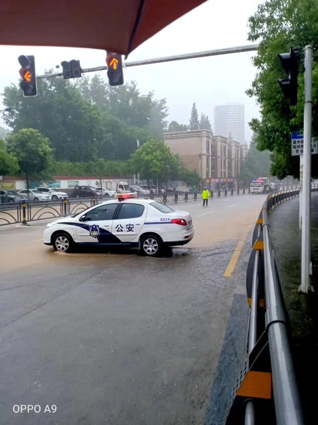 湖北一地暴雨袭城！女司机被困车内，交警砸窗救人