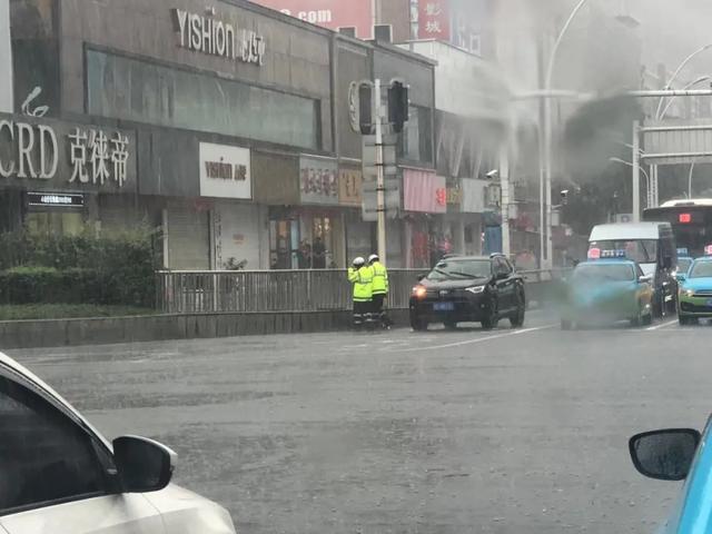 湖北一地暴雨袭城！女司机被困车内，交警砸窗救人