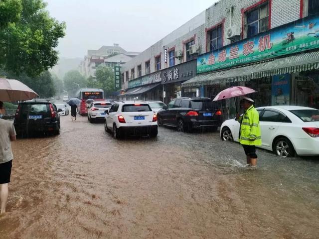 湖北一地暴雨袭城！女司机被困车内，交警砸窗救人
