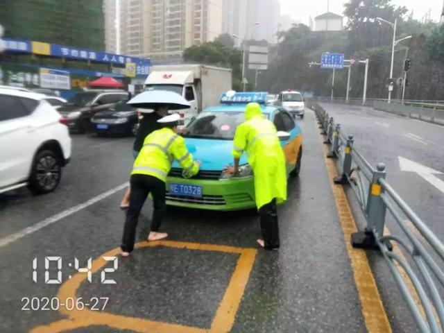 湖北一地暴雨袭城！女司机被困车内，交警砸窗救人