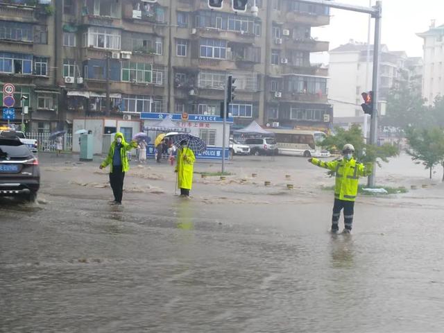 湖北一地暴雨袭城！女司机被困车内，交警砸窗救人