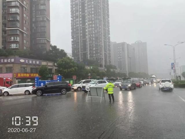 湖北一地暴雨袭城！女司机被困车内，交警砸窗救人