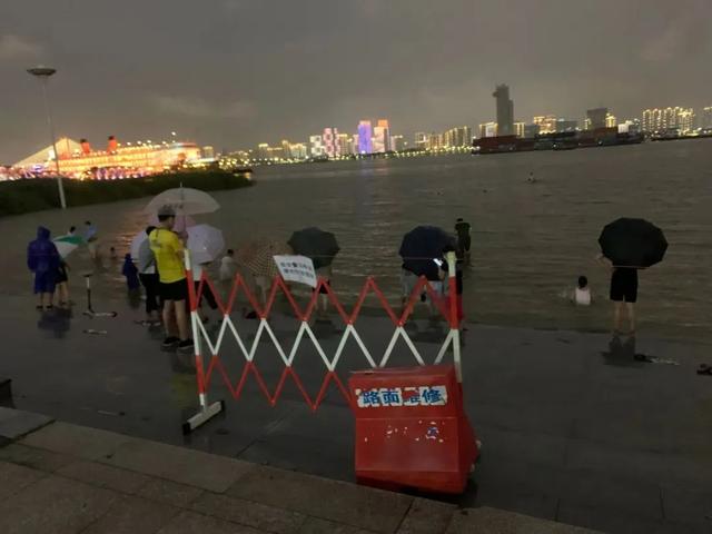 湖北一地暴雨袭城！女司机被困车内，交警砸窗救人