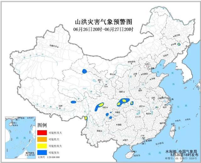 湖北一地暴雨袭城！女司机被困车内，交警砸窗救人