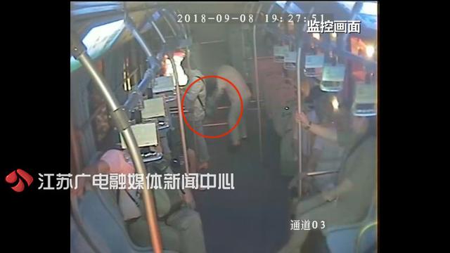 “色狼”公交上连摸多名女乘客，直到第三个才站出来反抗……