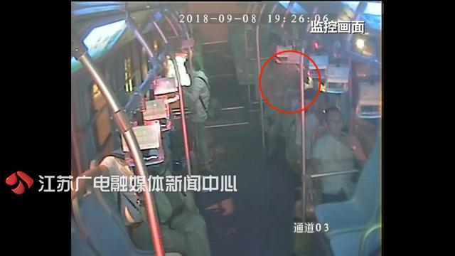 男子公交车上猥亵女子(小孩子在公交车上招惹男子) 男子公交车上猥亵女子(小孩子在公交车上招惹男子)
