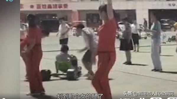 安徽10岁男孩骑车误撞跳舞女子遭扇打，母亲：打人的两个都是老师