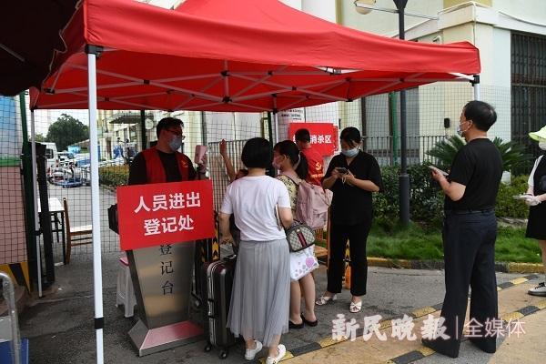 直击上海两个新增中风险地区 | 荤素搭配,每户人家都发放了新鲜食材