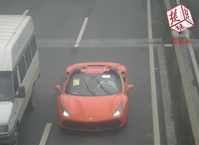 刑拘!“95后”盗走550万法拉利敞篷跑车,开到商圈高校周边炫耀