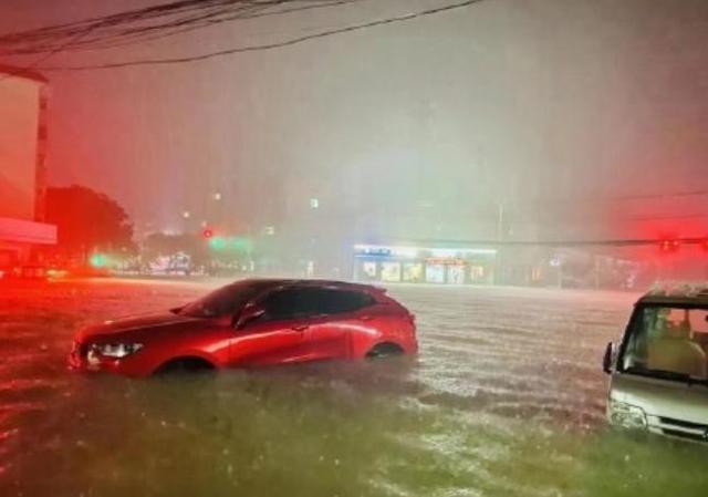 暴雨红色预警继续!强降雨中心北移,河南这些地方注意防范