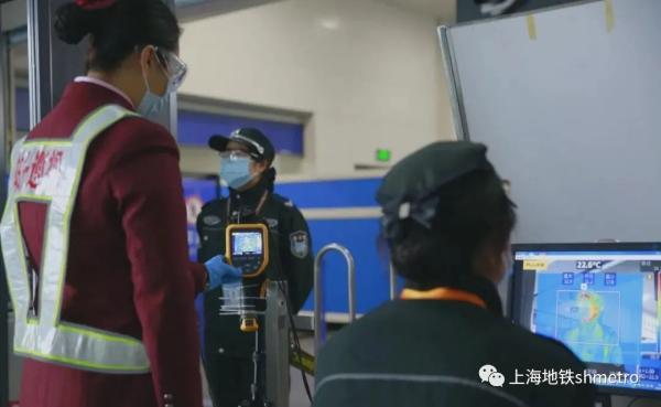 乘地铁的小伙伴们,请正确佩戴口罩,安全出行