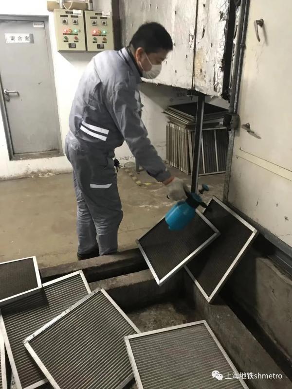乘地铁的小伙伴们,请正确佩戴口罩,安全出行