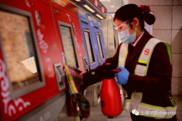 乘地铁的小伙伴们,请正确佩戴口罩,安全出行