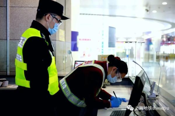 乘地铁的小伙伴们,请正确佩戴口罩,安全出行