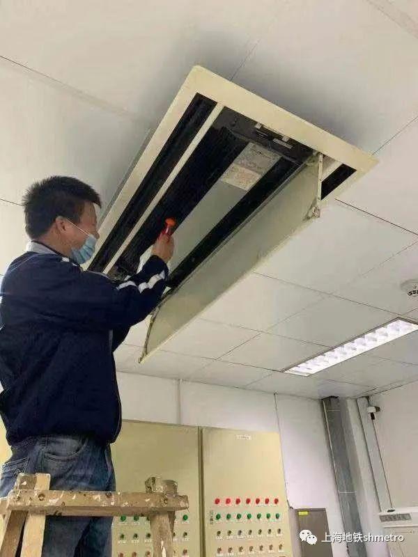 乘地铁的小伙伴们,请正确佩戴口罩,安全出行