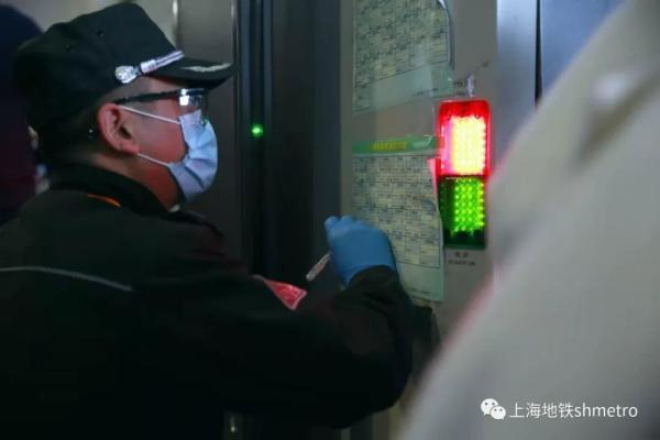 乘地铁的小伙伴们,请正确佩戴口罩,安全出行