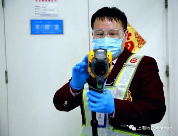 乘地铁的小伙伴们,请正确佩戴口罩,安全出行