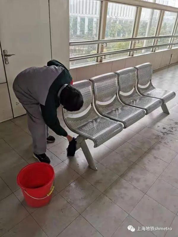 乘地铁的小伙伴们,请正确佩戴口罩,安全出行