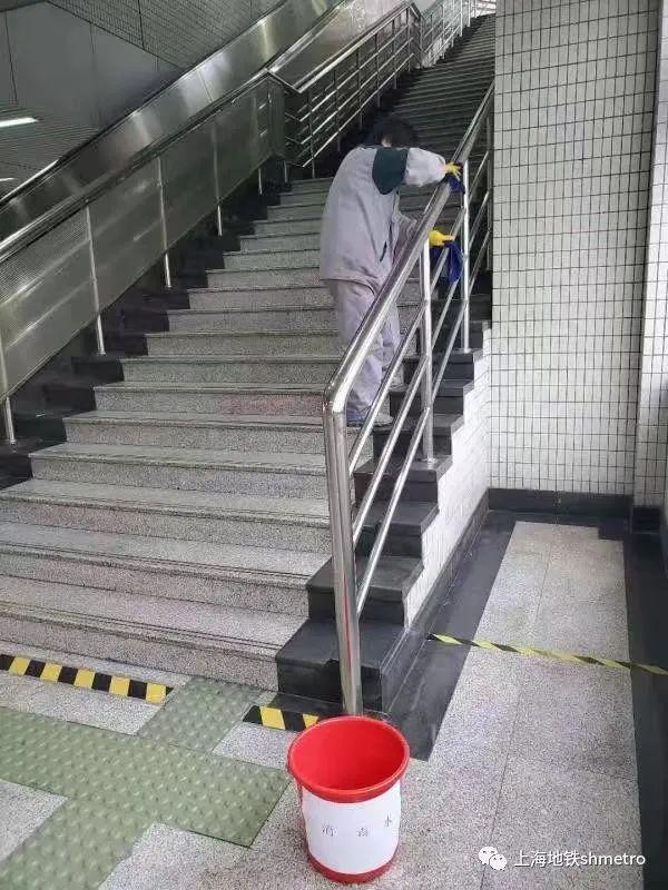 乘地铁的小伙伴们,请正确佩戴口罩,安全出行