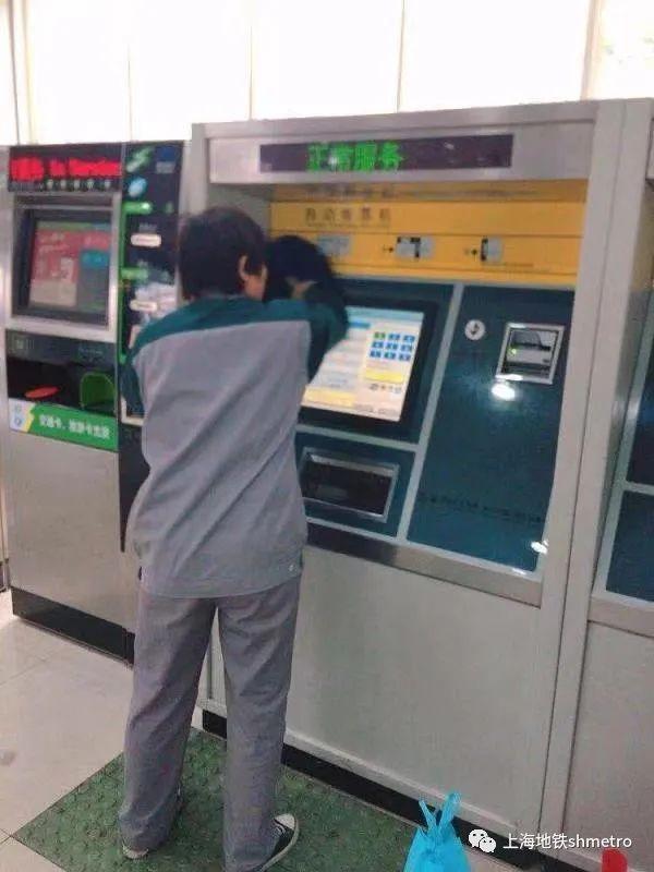 乘地铁的小伙伴们,请正确佩戴口罩,安全出行