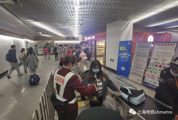 乘地铁的小伙伴们,请正确佩戴口罩,安全出行