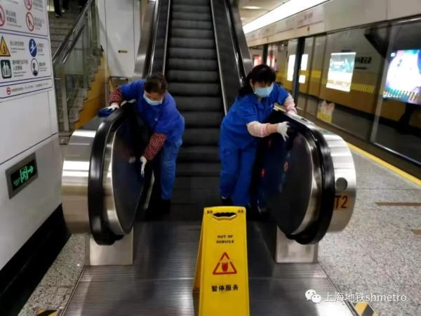 乘地铁的小伙伴们,请正确佩戴口罩,安全出行