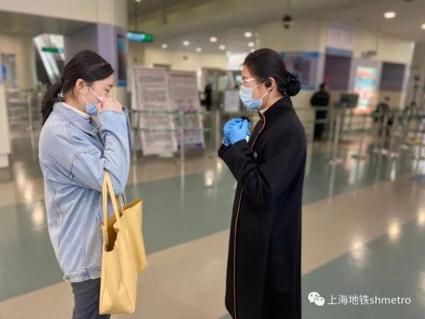 乘地铁的小伙伴们,请正确佩戴口罩,安全出行