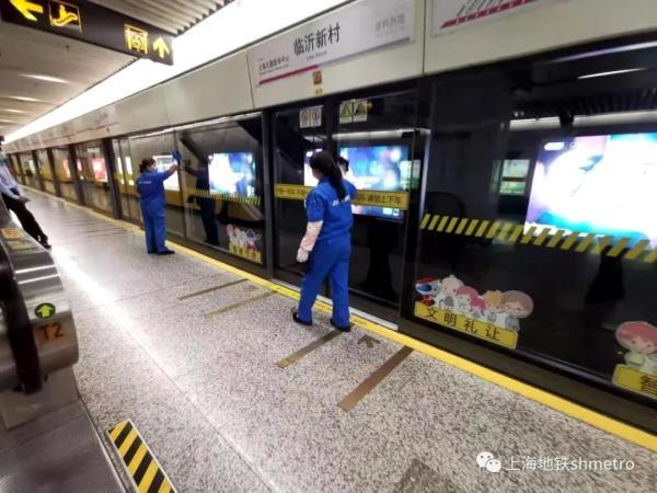 乘地铁的小伙伴们,请正确佩戴口罩,安全出行